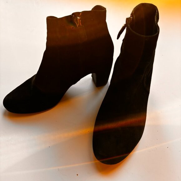 Elegant EF suede all-year ankle booties.Very well cared for suede. Sz 6. - Picture 2 of 7